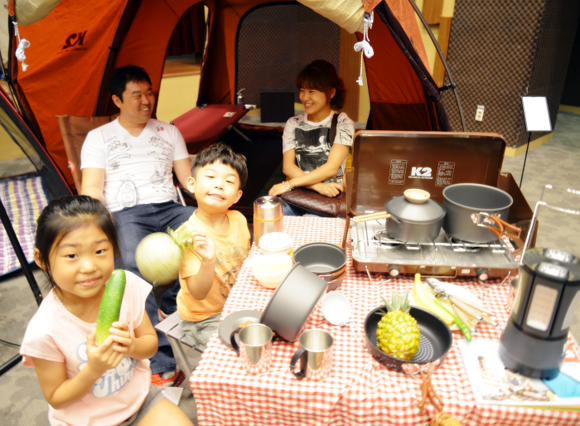 야외생활을 즐기며 여유를 만끽하려는 캠핑족들이 늘고 있는 가운데, 롯데백화점 동래점 8층 야외광장 포토존에서 한 가족이 사진을 찍고 있다. (사진제공=롯데백화점)