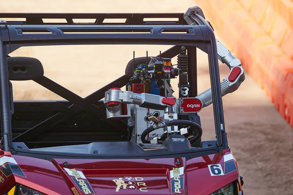 차량을 운전하고 승하차까지 가능한 로봇 ‘휴보’(사진: DRC휴보팀)