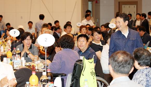 30일 오전 경기중소기업종합지원센터에서 열린 도지사 좀 만납시다 1주년 간담회에서 남경필 경기도지사가 참석한 도민들에게 환하게 웃으며 인사하고 있다.(사진=경기도)