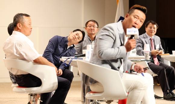 남경필 경기도지사가 민원인 대표 및 전문가와 토크쇼를 하고 즉석설문의 결과에 관심있게 보고 있다.(사진=경기도)