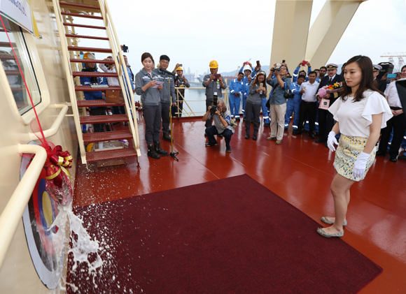 30일 1만8천TEU급 컨테이너선 명명식에서 대모로 나선 대우조선해양 박지혜 대리가 샴페인 브레이킹을 하고 있다.