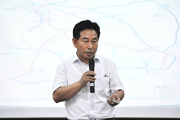 성과창출형 업무역량 향상을 위한 특별교육을 진행하고 있는 방창훈 코레일 수도권서부본부장