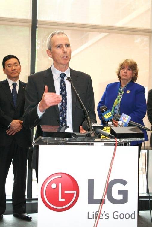 LG전자 기자회견에서 환경단체 ‘시닉 허드슨(Scenic Hudson)’ 대표 네드 설리번이 합의안을 발표하고 있다. 왼쪽은 LG전자 조주완 미국법인장.(사진: 시닉 허드슨)