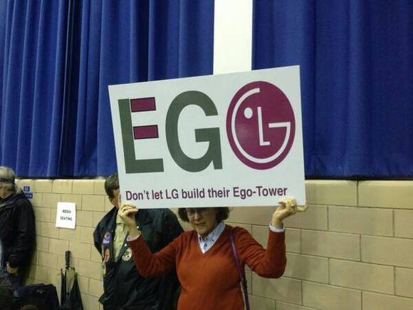 LG의 로고를 ‘EGO(자존심)’로 희화화한 플래카드를 든 반대자(사진: 프로텍트 더 팰리세이즈)