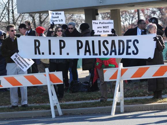 ‘R.I.P Palisades(팰리세이즈, 고이 잠들다)’ 등의 플래카드를 든 반대자들(사진: 프로텍트 더 팰리세이즈)