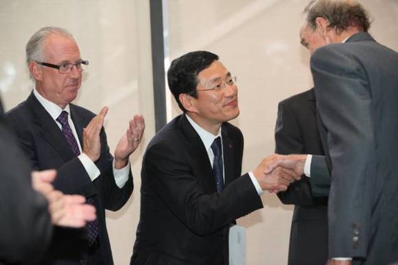 LG전자 미주법인장 조주완 전무가 잉글우드 클리프 시장 조셉 패리시 주니어와 악수를 나누고 있다. 왼쪽은 환경 변호사 로렌스 록펠러(사진: 시닉 허드슨)