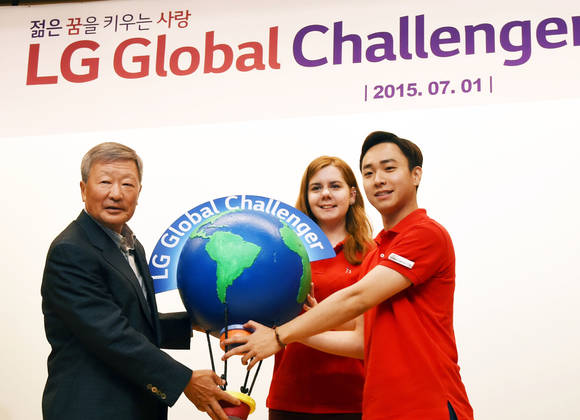 1일 여의도 LG트윈타워에서 열린 ‘LG글로벌챌린저’ 발대식에서 구본무 LG 회장(왼쪽)이 대학생들에게 성공적인 탐방을 기원하는 엠블럼을 전달하고 있다. 가운데는 안드라 알부쇼유(서울대 2학년 루마니아), 오른쪽은 김대현 (한동대 4학년)(사진 제공: LG그룹)