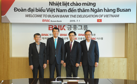 왼쪽부터 응웬 유이 뀌 베트남(총리실)국제협력국 국장, 성세환 BNK금융 회장, 응웬 하이 남 베트남(증권위원회) 펀드관리국 국장, 박수관(주부산경남 베트남) 명예총영사. (사진제공=부산은행)