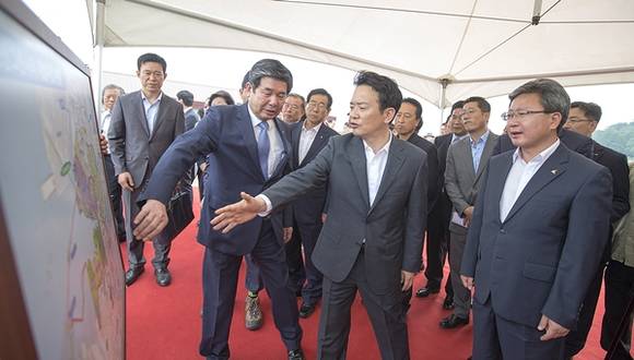 국제테마파크 부지를 현지 시찰 하고 있는 남경필 경기도지사