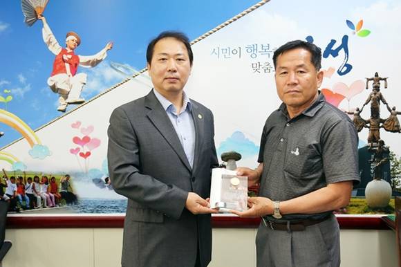 왼쪽이 장영근 안성시 부시장(사진=안성시)