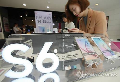 삼성전자의 갤럭시 S6을 판매중인 휴대폰 대리점(사진: 연합뉴스)
