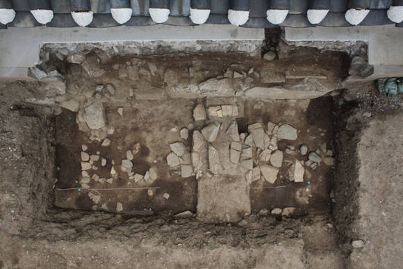 객사 중앙부 남편 유구 모습(석축 기단, 박석, 보도, 건물지)