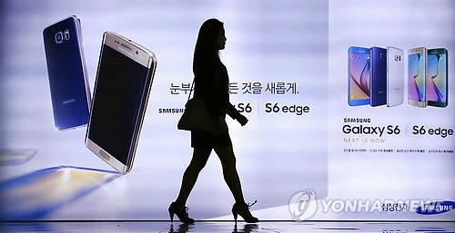 갤럭시S6 광고판 앞을 지나는 시민(사진: 연합뉴스)