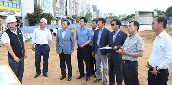 성남시의회 도시건설위원회 소속 의원들이 공사현장을 찾고 시설현황에 대해 꼼꼼히 설명을 듣고 있다 (사진=성남시의회)