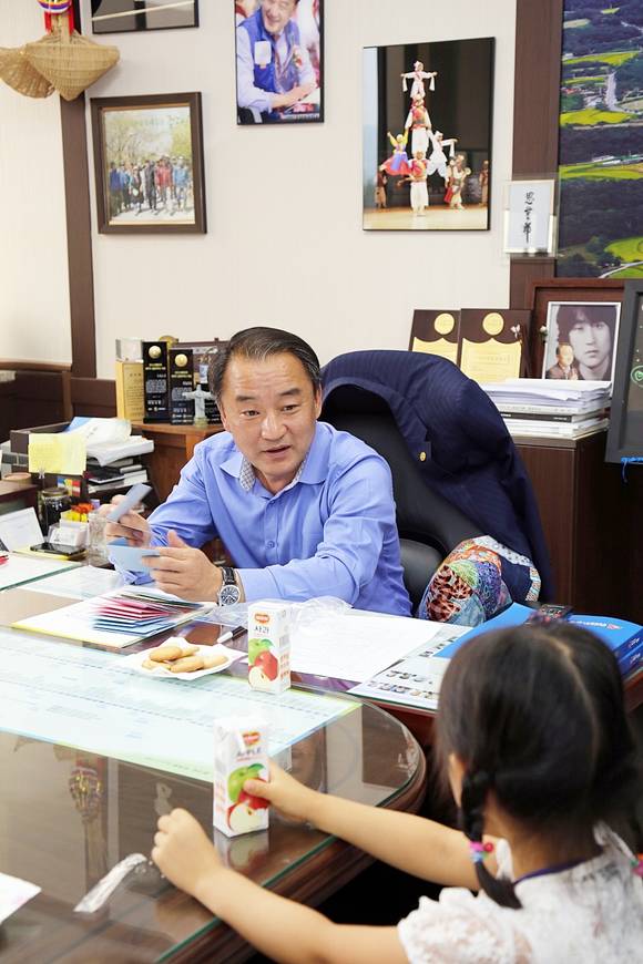 황은성 안성시장이 집무실에서 여자어린이와 이야기를 나누고 있다.(사진=안성시)