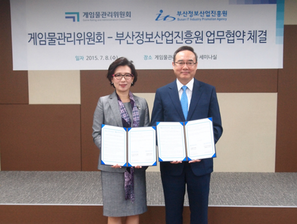 왼쪽부터 게임위 여명숙 위원장, 서태건 부산정보산업진흥원장. (사진제공=부산정보산업진흥원)