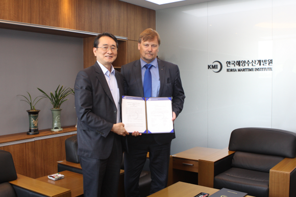 왼쪽부터 김성귀 KMI 원장, 북국포탈 Halldor Johannsson 사무국장. (사진제공=KMI)