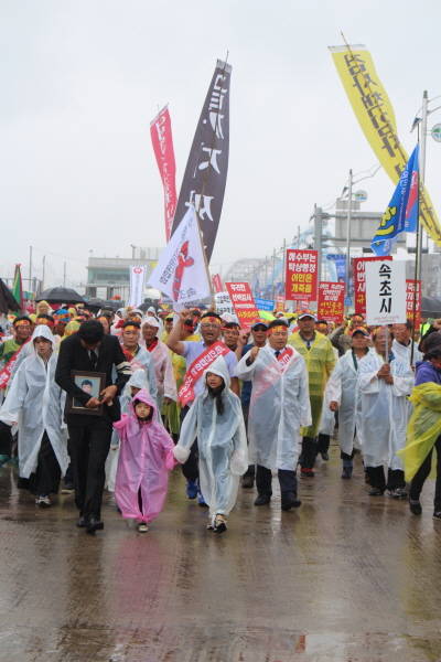 8일 동해안 지역 어업인 600여명이 강원도 속초시수협 앞 광장에 모여 지난달 13일 어선검사 진행기간 중에 지역 어민 투신자살한 사건의 진상규명과 함께 어선검사제도 개선을 촉구하는 집회를 열었다. (사진제공=수협)