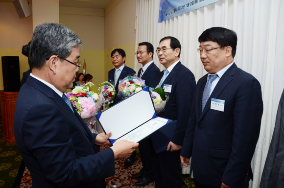 9일 공군회관에서 열린 '제7회 날씨경영인증 수여식'에서 해운대센텀호텔 박창환 총지배인이 인증서를 수상하고 있는 모습. (사진제공=해운대센텀호텔)