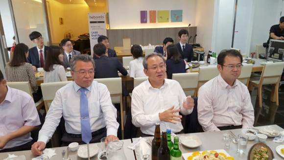 김현겸 팬스타 회장(가운데)을 비롯한 임직원들이 기념식 후 회식을 갖고 있다.