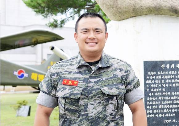 해병대 제1사단 2연대 이상현(31세) 중사, 이 중사는 자신의 가족들이 보는 가운데에도 타인의 목숨을 구하기 위해 한치의 머뭇거림도 없이 달려가 시민을 구출했다.(사진=해병대사령부)