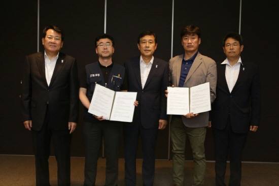 김정태 하나금융그룹 회장(사진 왼쪽 세번째), 김한조 외환은행장(왼쪽 첫 번째), 김근용 외환은행 노조위원장(왼쪽 두 번째), 김병호 하나은행장(왼쪽 다섯 번째), 김창근 하나은행 노조위원장(왼쪽 네 번째)이 13일 오전 하나은행과 외환은행의 통합에 전격적으로 합의 후 합의서를 들어 보이고 있다. (사진제공=하나금융)