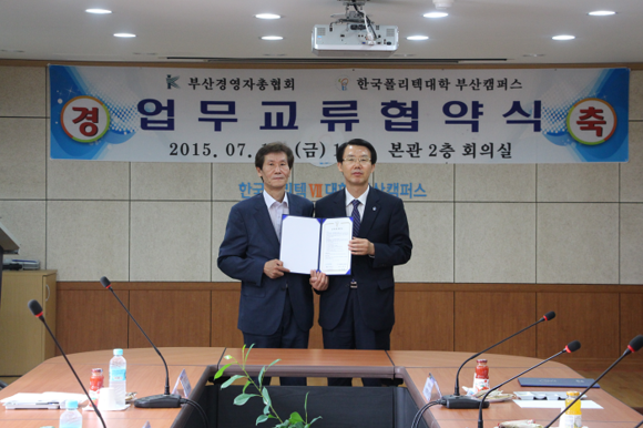 오른쪽부터 부산 폴리텍 도재윤 학장, 부산경영자총협 박주완 상임부회장. (사진제공=부산 폴리텍)