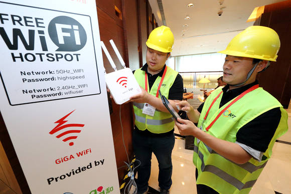 KT 직원들이 MWC 상하이 2015 개막을 앞두고 참여 기업과 관람객을 위해 행사장에 설치한 기가와이파이 속도를 측정하며 최종 점검을 하고 있다(사진 제공: KT)