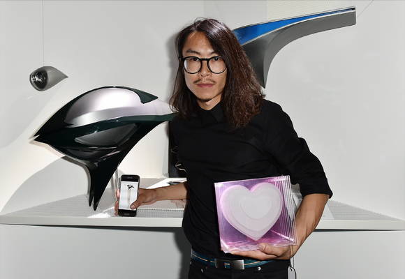 삼성 갤럭시 어워드에서 우승한 디자이너 왕 양이 자신의 작품 앞에서 포즈를 취하고 있다(사진 제공: 삼성전자)