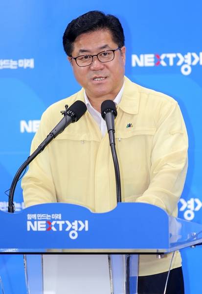 13일 오후 경기도청 브리핑룸에서 이기우 사회통합부지사가 메르스 관련 기자 브리핑을 하고 있다.(사진=경기도)