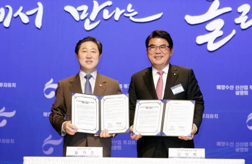 한국지역난방공사와 해양수산부는 13일 ‘해수냉난방시스템을 통한 친환경에너지타운 조성을 위한 공동연구’ MOU를 체결했다. 사진 좌측 해양수산부 유기준 장관, 우측 한국지역난방공사 김성회 사장. (사진제공=지역난방공사)