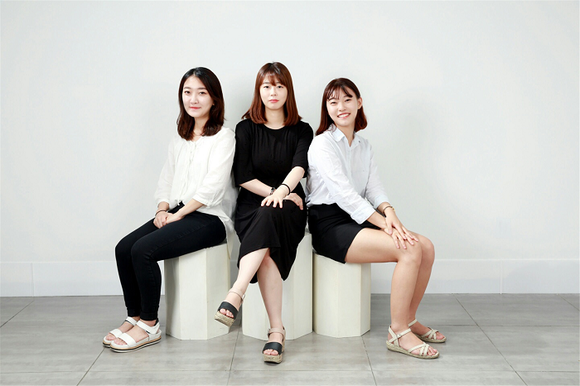 제4회 부산시 대학생 마케팅 기획 공모전 대상을 수상한 동의대 정현경, 장채은, 추진희 학생팀. (사진제공=부산시)