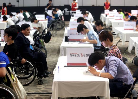 17번째 ‘IT챌린지’ 대회에 참가한 장애청소년들(사진 제공: SK텔레콤)