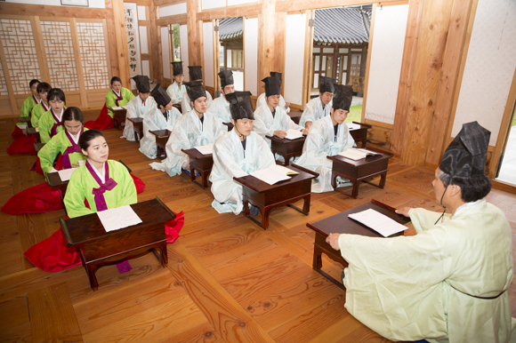 영산대 '논어 백회독 캠프'에 참가한 학생들이 남강서원에서 수업을 하고 있는 모습. (사진제공=영산대)