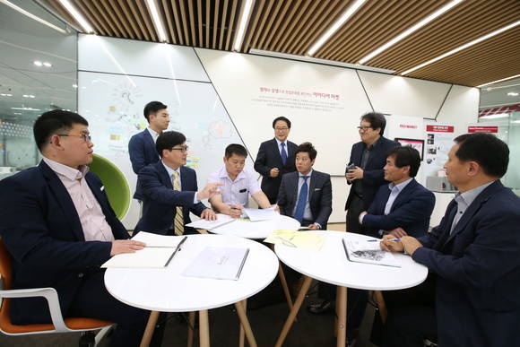 13일 충북창조경제혁신센터 열린 ‘스타트업 Jump-up Day’에서 박종찬 충북지방중소기업청장(왼쪽 3번째)과 윤준원 충북창조경제혁신센터장(왼쪽 5번째)이 육성대상 기업으로 선정된 벤처기업 대표들에게 구체적 지원사항에 대해 설명하고 있다.(사진 제공: LG그룹)