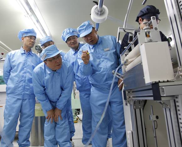 LG디스플레이 한상범 사장이 대구시 성서공단에 위치한 2차 협력회사인 거림테크를 방문해 생산현장을 돌아보며 현장 개선사례와 상생 활동을 논의하고 있다(사진 제공: LG디스플레이)