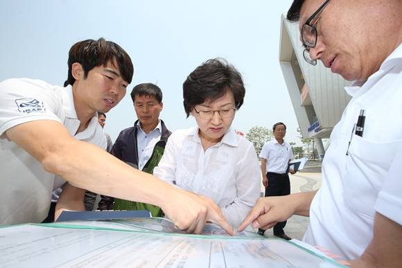 2015 화성 해양페스티벌 준비 사항을 점검하고 있는 이화순 화성시부시장(사진=화성시)