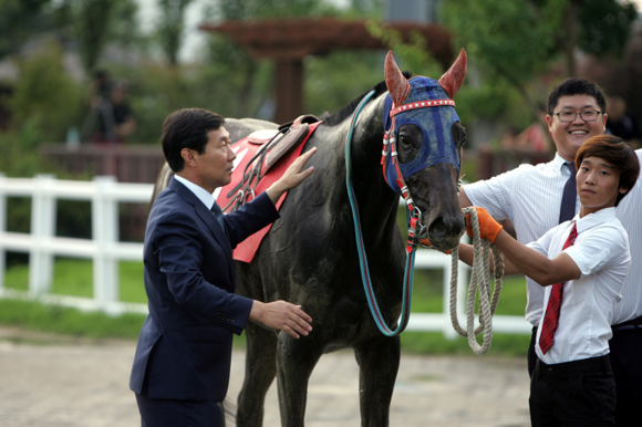 '현대판 백락' 김영관 조교사(왼쪽). (사진제공=렛츠런파크 부경)