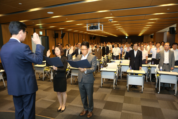 주택도시보증공사 김선덕 사장과 임직원들이 청렴서약식에서 선서를 하고 있다. (사진제공=HUG)