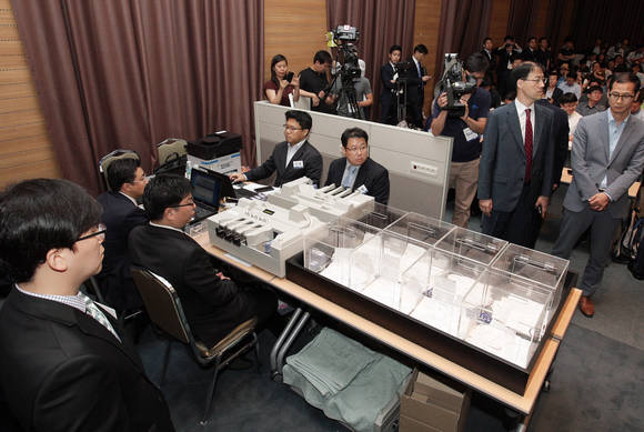 17일 오전 서울 서초구 양재동 aT센터에서 열린 제일모직과의 합병계약 안건을 주주 결의에 부치는 임시 주주총회에서 표결이 시작되고 있다.(사진: 연합뉴스)