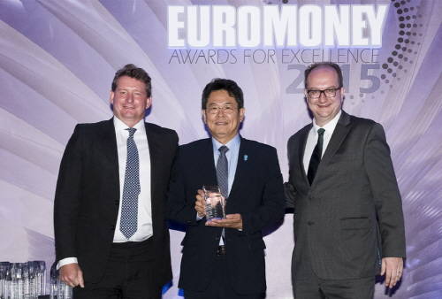 김병호 하나은행장(사진 가운데)이 Tony Shale 유러머니誌 아시아 CEO(사진 왼쪽), Clive Horwood 유러머니지 편집장(사진 오른쪽)과 함께 기념촬영을 하고 있다. (사진제공=하나은행)