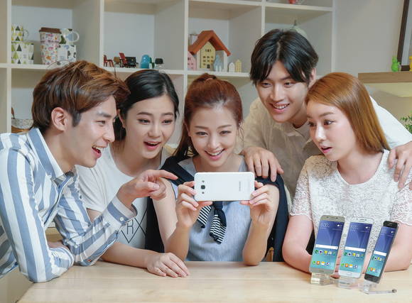 삼성전자 모델들이 ‘갤럭시 A8’을 소개하고 있다.(사진 제공: 삼성전자)