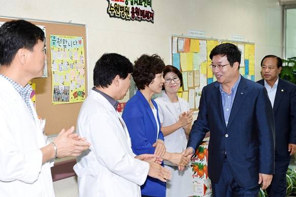 염태영 수원시장이 20일 정상진료를 시작한 경기도의료원 수원병원을 방문해 메르스 사태 해결을 위해 최선의 노력을 다한 의료진들을 격려했다.(사진=수원시)