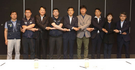 김정태 하나금융그룹 회장(사진 왼쪽 다섯번째), 김한조 외환은행 은행장(왼쪽 세 번째), 김근용 외환은행 노조위원장(왼쪽 네 번째), 강래석 외환은행 노조 부위원장(왼쪽 두 번째), 김기철 전국금융산업노동조합 조직본부장(왼쪽 첫 번째), 김병호 하나은행 은행장(왼쪽 일곱 번째), 김창근 하나은행 노조위원장(왼쪽 여섯 번째), 김명란 하나은행 노조 부위원장(왼쪽 여덟 번째), 김재영 하나금융지주 상무(왼쪽 아홉 번째)가 지난 13일 하나은행과 외환은행의 통합에 전격적으로 합의 후 손을 맞잡고 있다. (사진제공=하나금융)