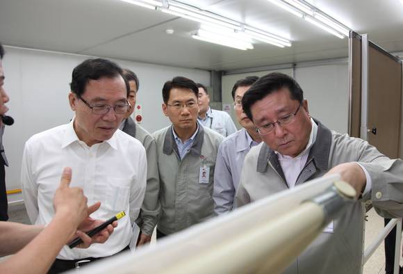 LG디스플레이 한상범 사장(오른쪽)과 동반성장위원회 안충영 위원장(왼쪽)이 2차 협력사 오성디스플레이를 방문해 생산현장을 둘러보고 있다.(사진 제공: LG디스플레이)