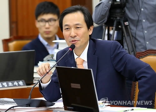 새정치민주연합 우상호 의원이 지난해 10월14일 오전 국회에서 열린 미래창조과학방송통신위원회의 방송통신위원회·방송통신심의위원회 등에 대한 국정감사에서 질의를 하고 있다.(사진: 연합뉴스)