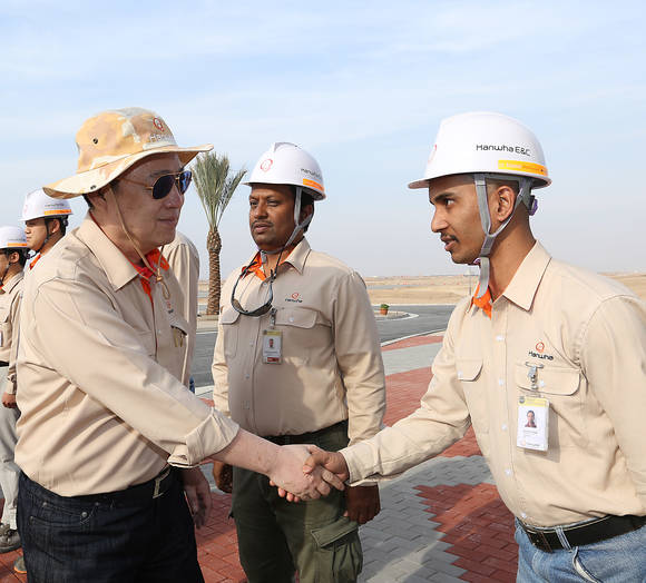 지난해 12월 한화그룹 김승연 회장이 이라크 비스마야 신도시를 한눈에 조망할 수 있는 부르즈 한화 입구에서 현장직원들을 격려하고 있다.(사진 제공: 한화그룹)