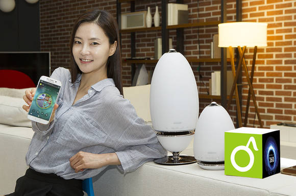 삼성전자 모델이 삼성 무선 360 오디오의 ‘무선 멀티룸 오디오앱’으로 이용할 수 있는 멜론 서비스를 소개하고 있다.(사진 제공: 삼성전자)