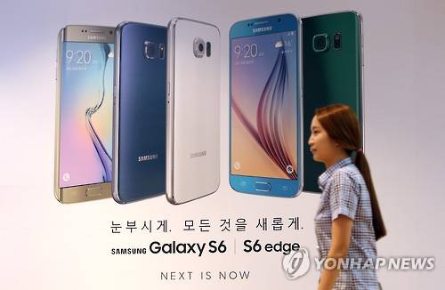 서울 서초구에 위치한 삼성전자 홍보관 딜라이트 입구의 광고판 앞을 한 시민이 지나고 있다.(사진: 연합뉴스)