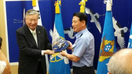 최차규 공군참모총장이 24일 ‘공군인터넷전우회 임원진 초청행사’에서 부영그룹 이중근 회장(사진 왼쪽)에게 감사패와 함께 기념품을 전달하고 있다. (사진제공=부영)